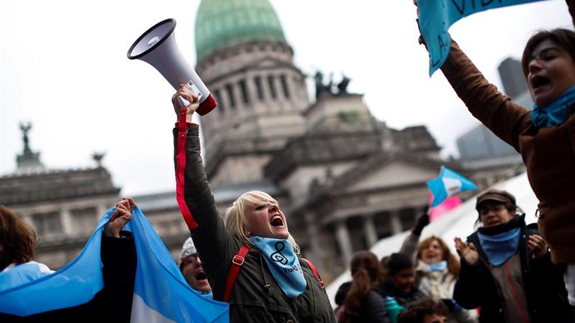 Argentina vota el aborto legal con manifestantes durmiendo fuera del Congreso
