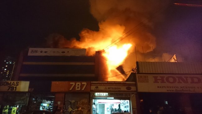 Incendio destruyó viviendas y locales comerciales en Santiago Centro