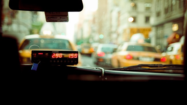 Macabro descubrimiento: Taxista denunció a pasajera que llevaba el cadáver de un bebé