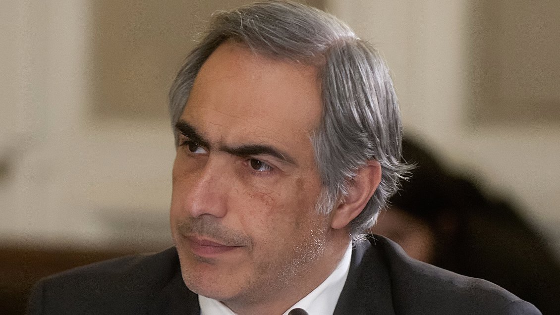 Chahuán se disculpa con ministras, pero llama a 