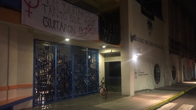 Estudiantes se tomaron colegio San Juan Evangelista de Las Condes