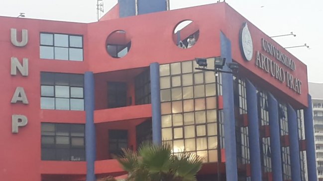 Encapuchados se enfrentaron con Carabineros en la UNAP de Iquique: Hay dos detenidas