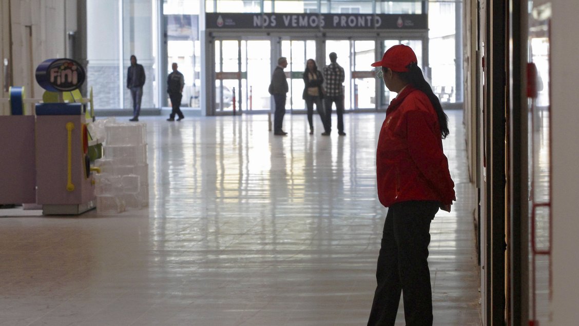 Ordenan a Mall Plaza a indemnizar a mujer que se cayó en uno de sus baños