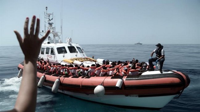 Cruz Roja moviliza a más de mil personas para recibir barco de refugiados en España