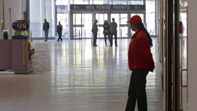 Ordenan a Mall Plaza a indemnizar a mujer que se cayó en uno de sus baños
