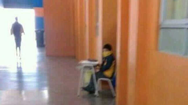 Investigan castigo escolar: Profesora dejó a alumno y su pupitre a la intemperie con -2°C