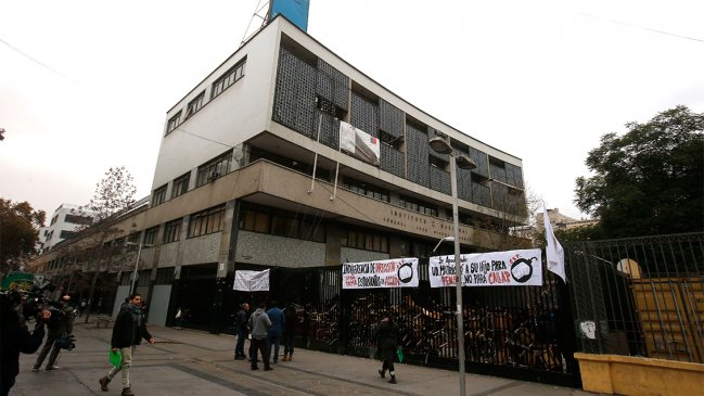 Apoderados del Instituto Nacional critican 