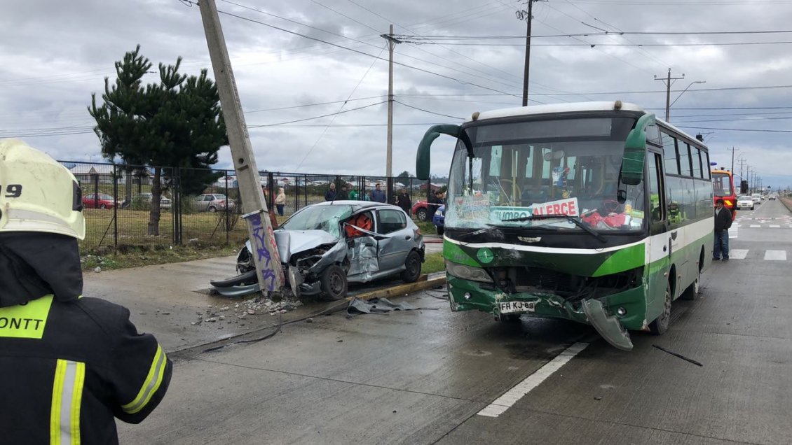 Mujer fallece en Puerto Montt tras colisionar con bus y poste de luz