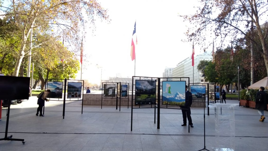 Frente a La Moneda exponen maravillosas fotografías de la Patagonia