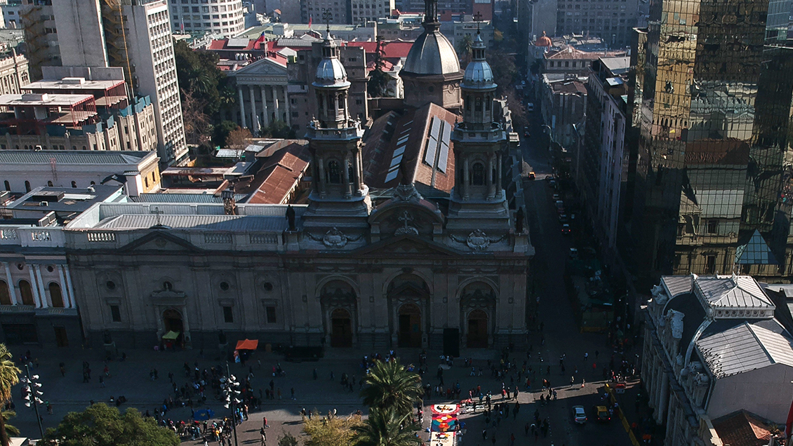 Arzobispado de Santiago suspendió a párroco tras denuncia de abusos