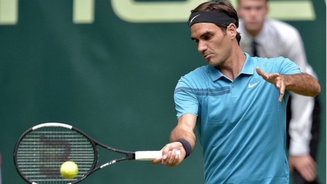 Roger Federer inició con victoria la defensa del título en Halle