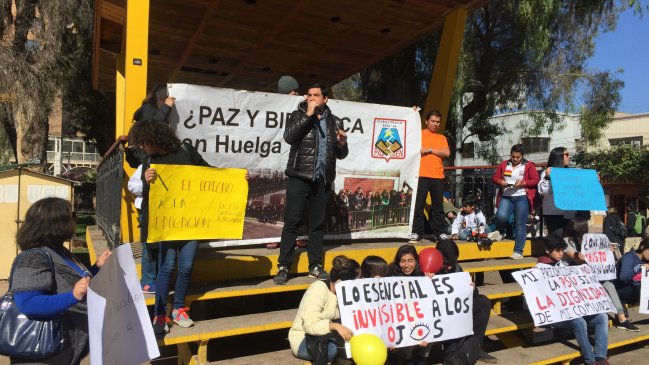 Tras un mes sin clases, apoderados del Liceo Católico de Copiapó salieron a marchar