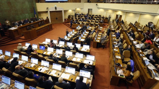 Ejecutivo evalúa fórmula para reducir número de parlamentarios en el Congreso