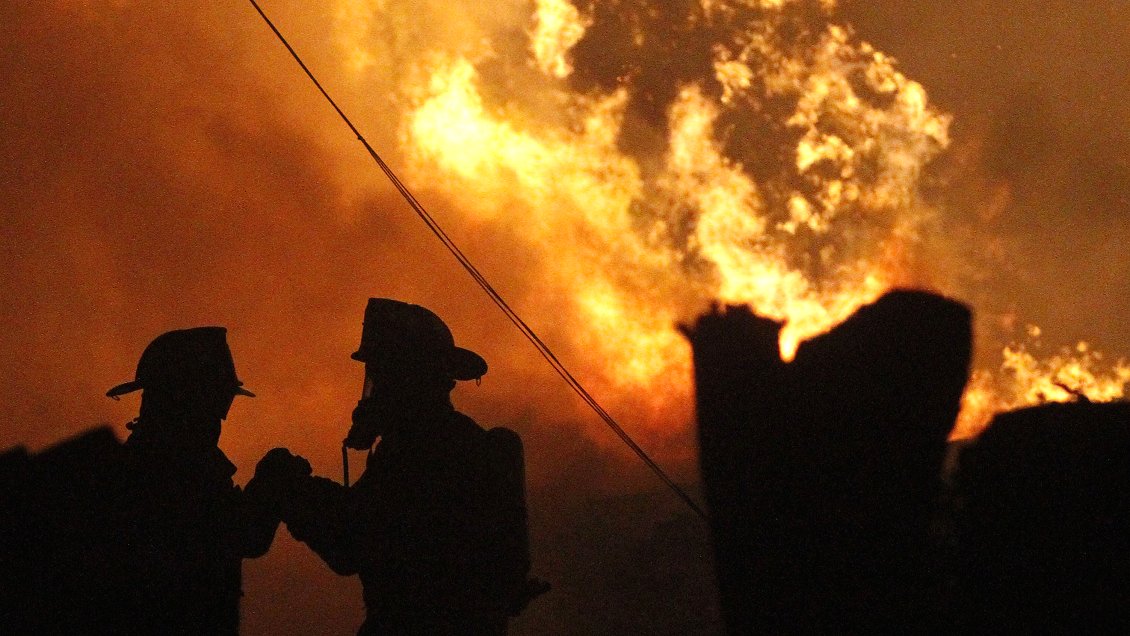 Incendio destruyó una decena de locales en la Vega Central de Antofagasta