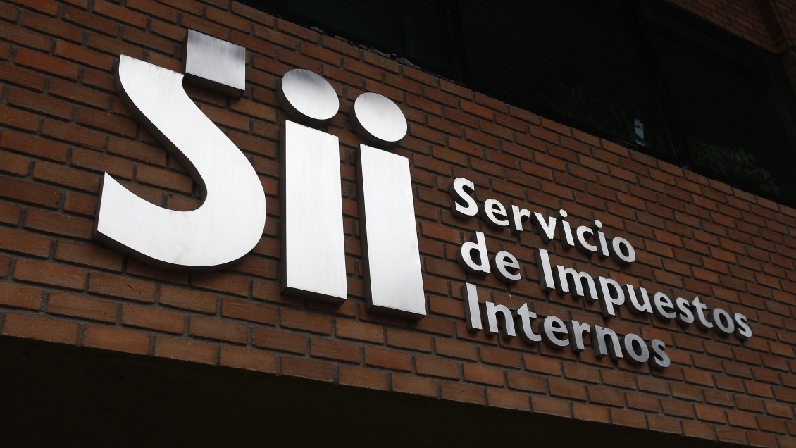 Contraloría cuestionó accionar del SII por falta de querellas en casos de platas políticas