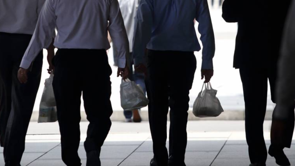 Empleado japonés fue castigado por salir a almorzar tres minutos antes