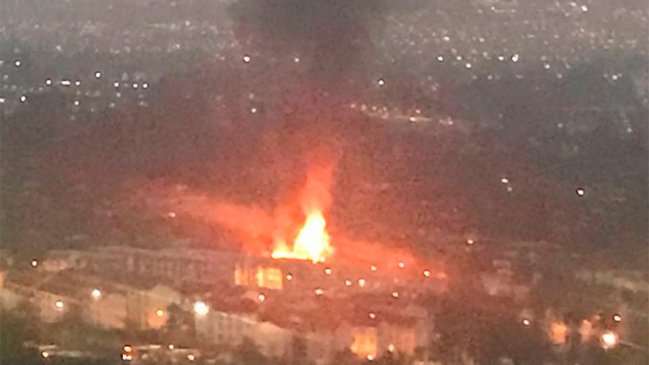 Incendio en Peñalolén consumió cuatro casas y dejó veintenar de personas damnificadas