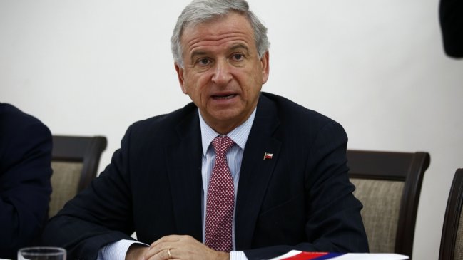 Ministro Larraín defendió impuesto al comercio digital: Algunos se dedican sólo a criticar