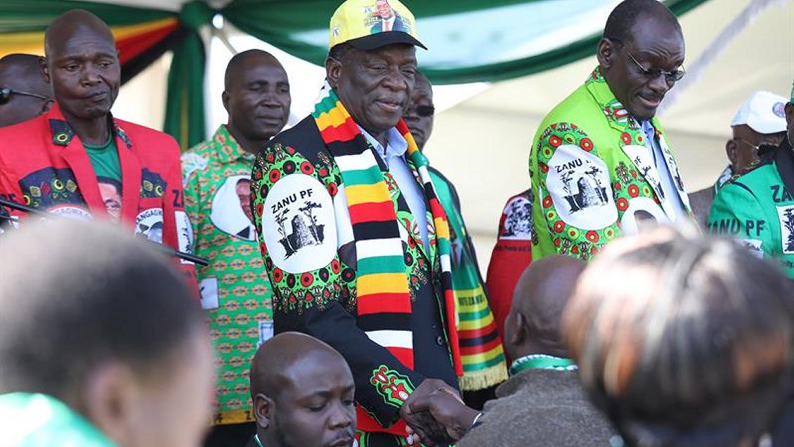 Presidente de Zimbabue salva ileso de atentado que dejó decenas de heridos