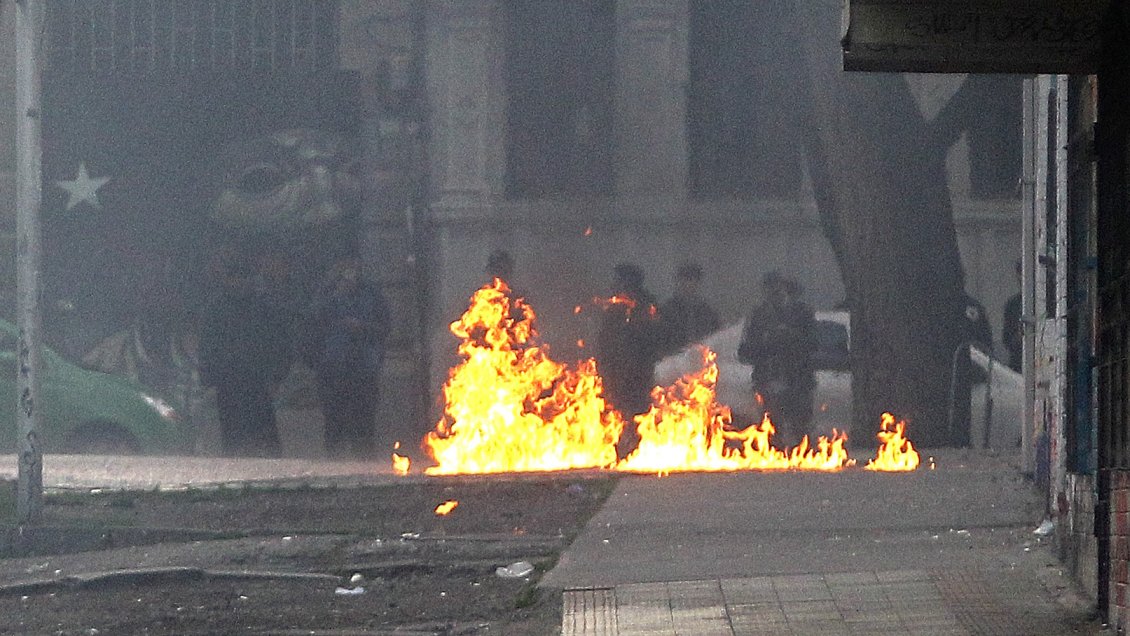 Escolares protagonizan desórdenes y atacan a la prensa en Santiago Centro