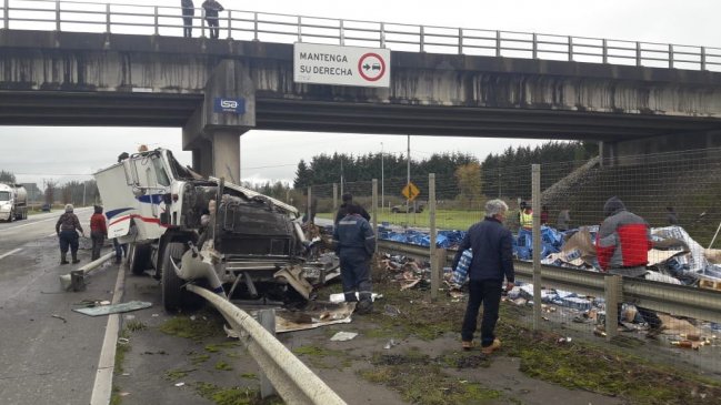 Los Ríos: Camión chocó en la Ruta 5 sur y su conductor falleció