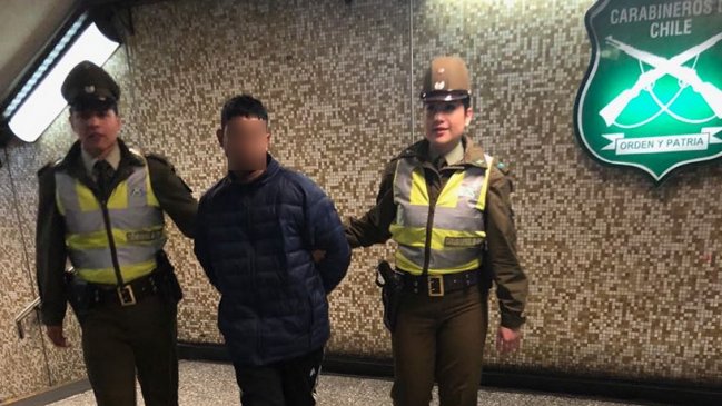 Carabineros descubrió pornografía infantil tras detención por porte de armas blancas