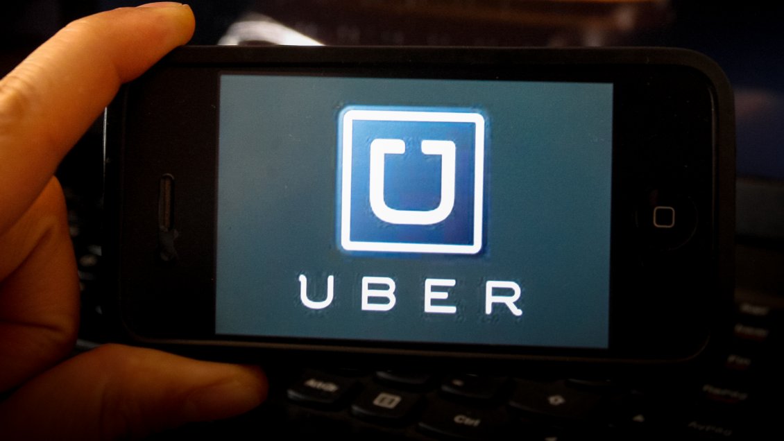 Chofer de Uber intentó atropellar a un fiscalizador del Ministerio de Transportes