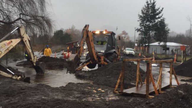 Los Ríos: Lluvia generó socavón en la ruta que une Coñaripe y Liquiñe