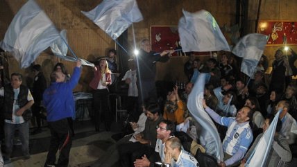 Hinchas argentinos residentes en Chile vivieron a fondo el triunfo sobre Nigeria