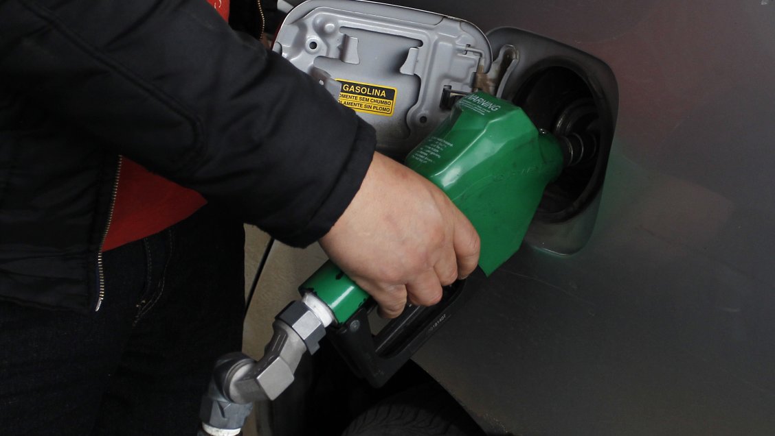 Bencinas registrarán una leve baja a partir de este jueves