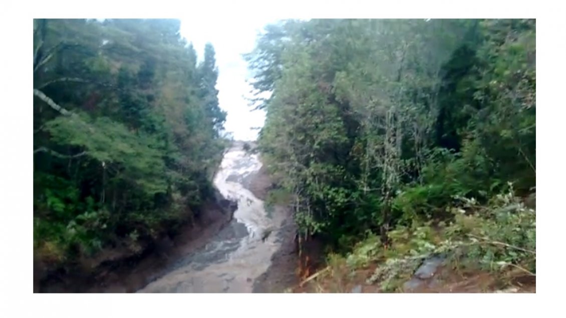 Puerto Octay: Socavón provocó aislamiento de familias en sector Las Gaviotas