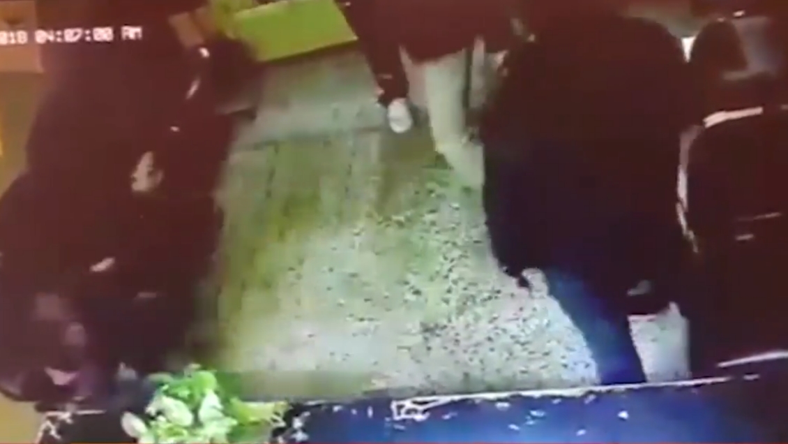 Captan el violento crimen de joven argentino que vivía en su auto