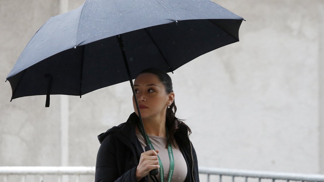 Meteorología: El domingo llueve todo el día en Santiago, pero poco