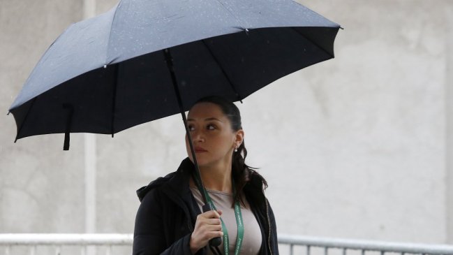 Meteorología: El domingo llueve todo el día en Santiago, pero poco