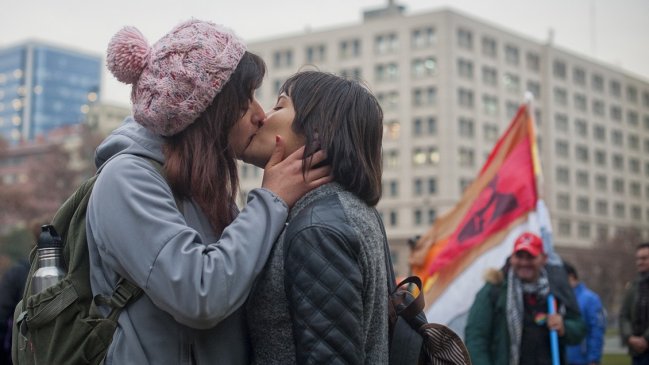 Sujeto agredió a dos mujeres que se besaban en la calle: Preguntó si podía unirse