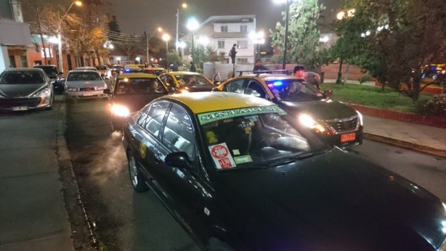 Taxistas protestaron con caravana contra proyecto del Gobierno para regular Uber y Cabify