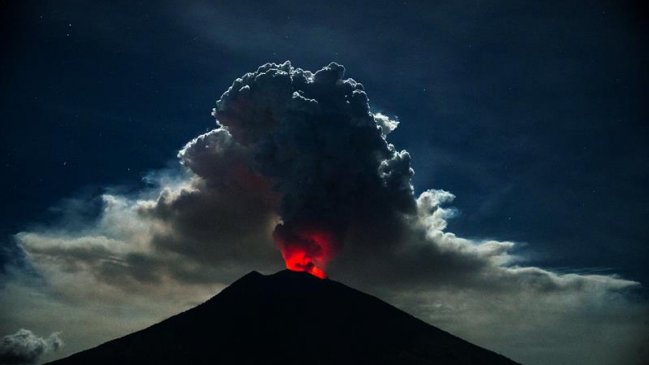 Indonesia: Erupción de volcán obligó a cancelar cientos de vuelos