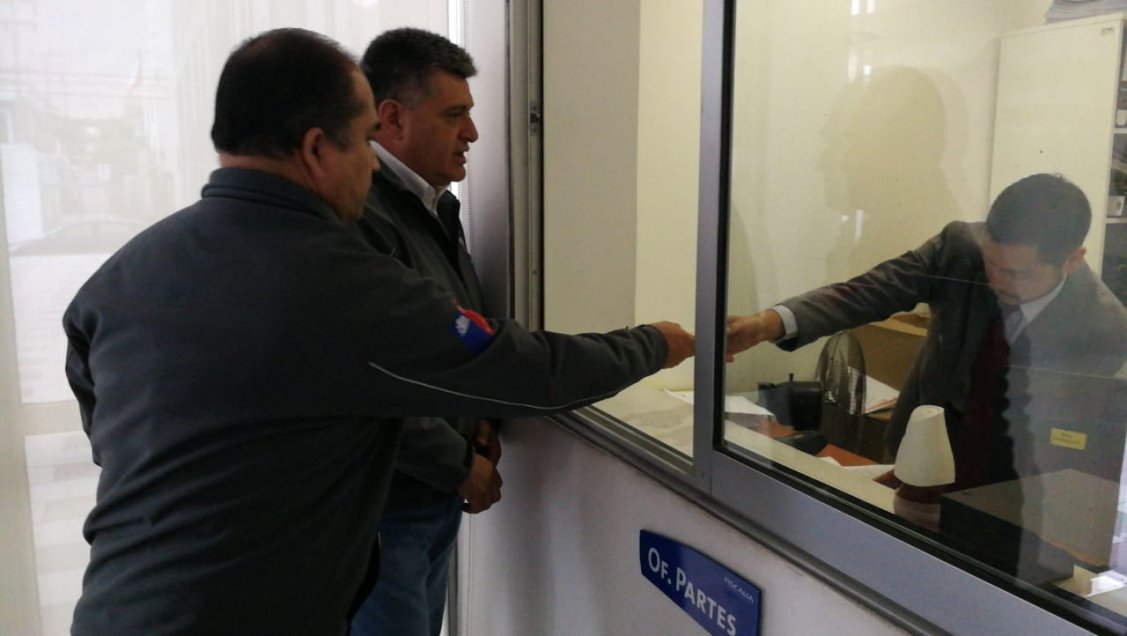 Piden investigar licencia falsa que estaba en poder de conductor de microbús en Iquique