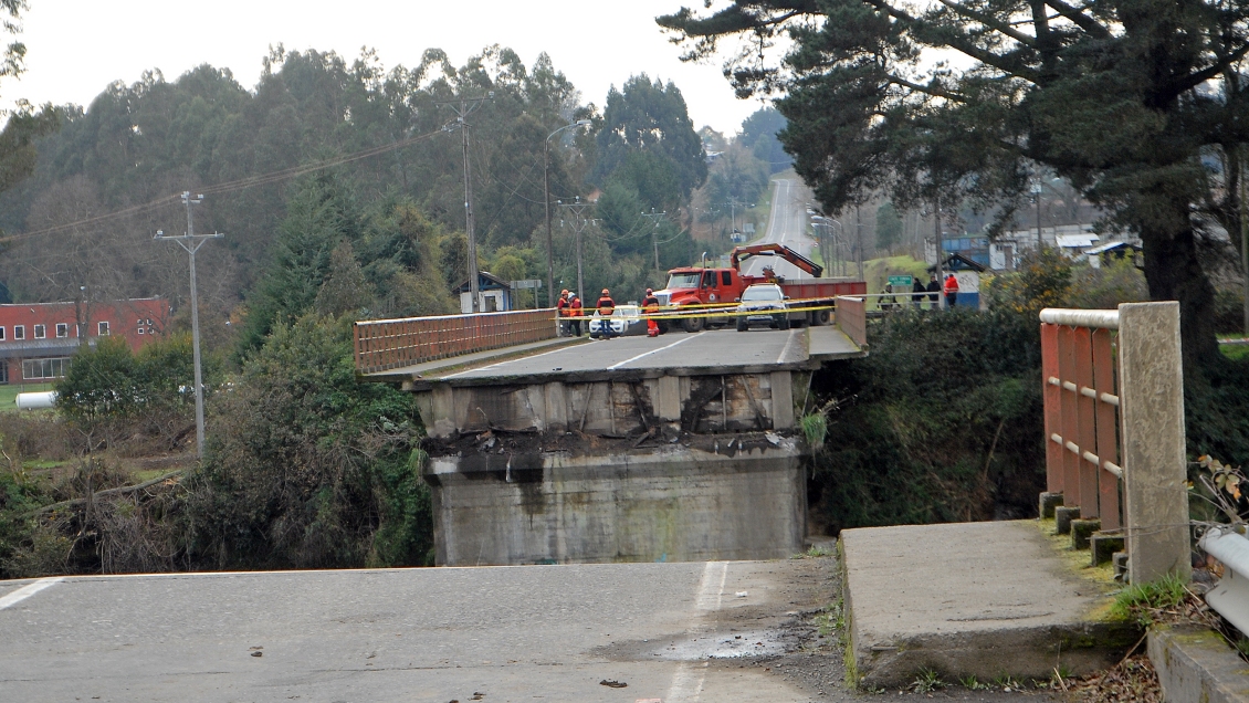Piñera destituyó al subdirector de Obras y al jefe de Puentes del MOP tras colapso del Cancura