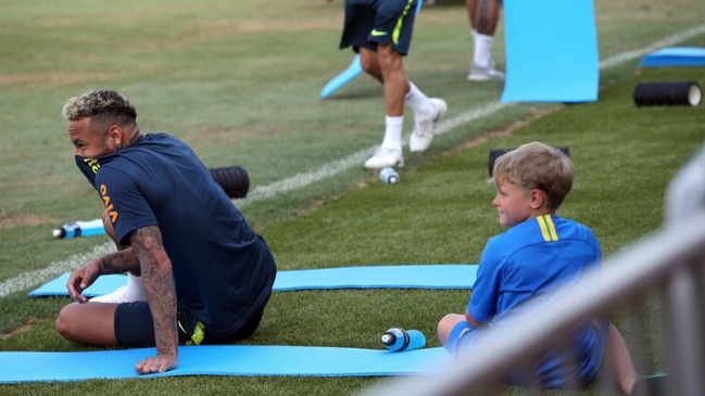 Neymar compartió con su hijo tras entrenamiento de Brasil en Sochi