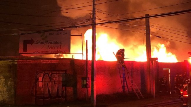 Incendio destruyó motel de Valparaíso