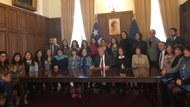 Dirigentas feministas de la U. de Chile firmaron acuerdo con el rector Vivaldi