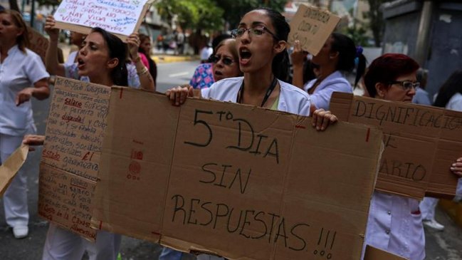 Enfermeros venezolanos cumplen quinto día de protestas y siguen en paro