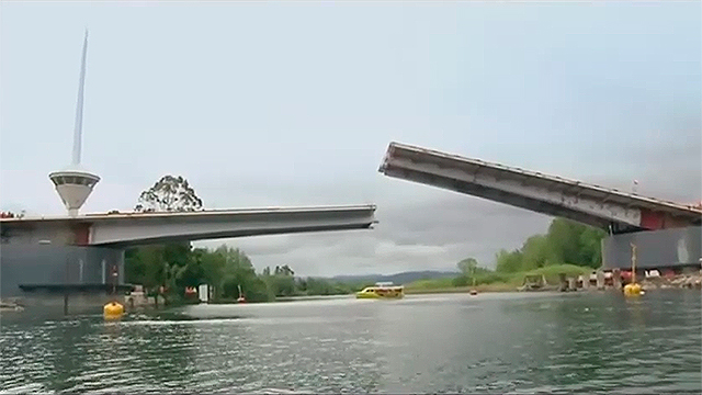 Fuertes ráfagas de viento impiden bajar brazo sur del Puente Cau Cau en Valdivia