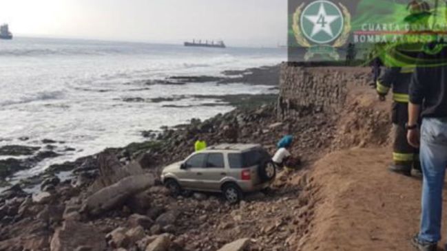 Desbarrancamiento de vehículo en el sector sur de Antofagasta dejó un lesionado