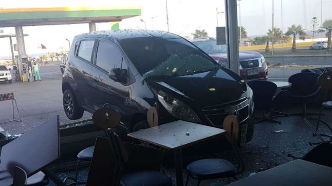 Conductor en estado de ebriedad chocó ventanal de un servicentro en Antofagasta