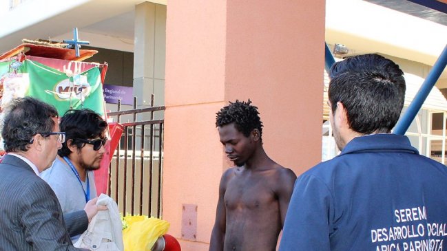 Hombre se desnudó frente al edificio Empressarial de Arica ante la mirada atónita de los transeúntes