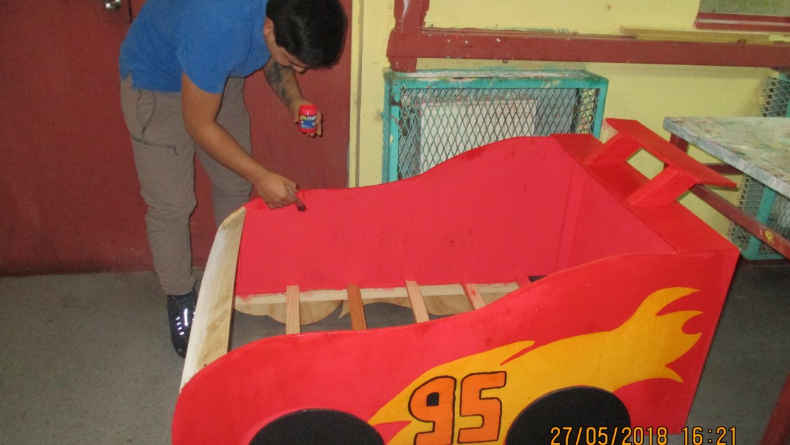 Puerto Montt: Joven del Sename destaca por su habilidad en la carpintería