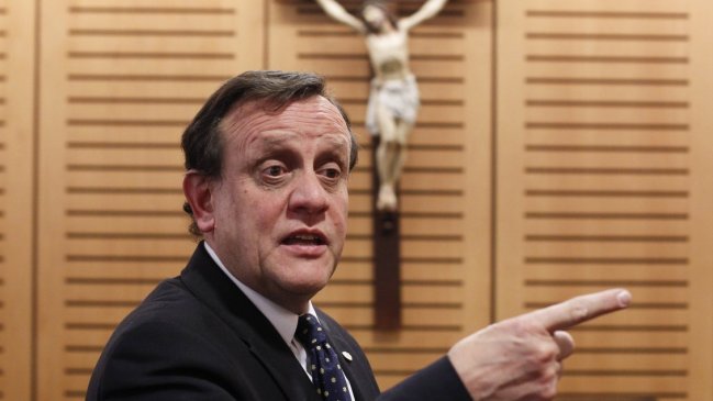 Aborto: Rector de la UC rechaza nuevo reglamento de objeción de conciencia del Gobierno