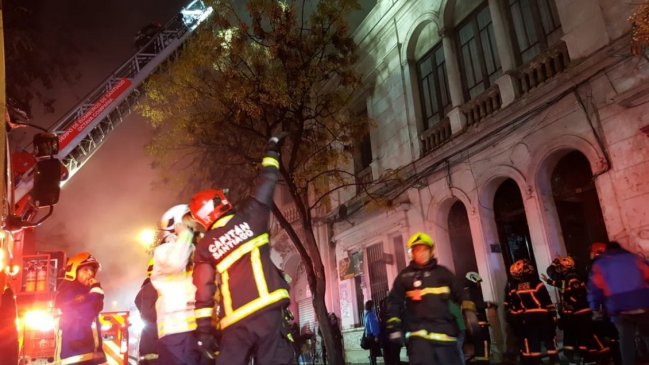 Incendio afectó a casona utilizada como cité en el centro de Santiago